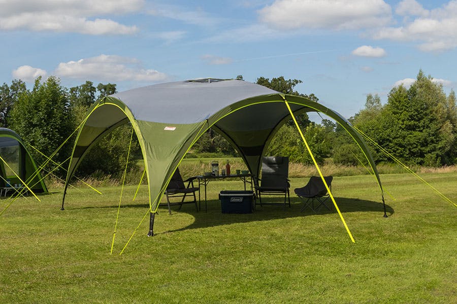 Urban escape outlet event shelter